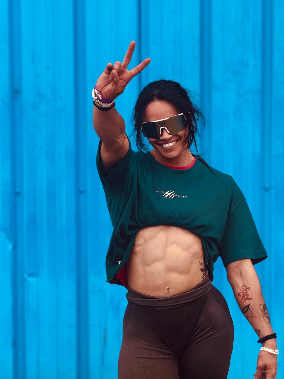 Flo — sourire et peace